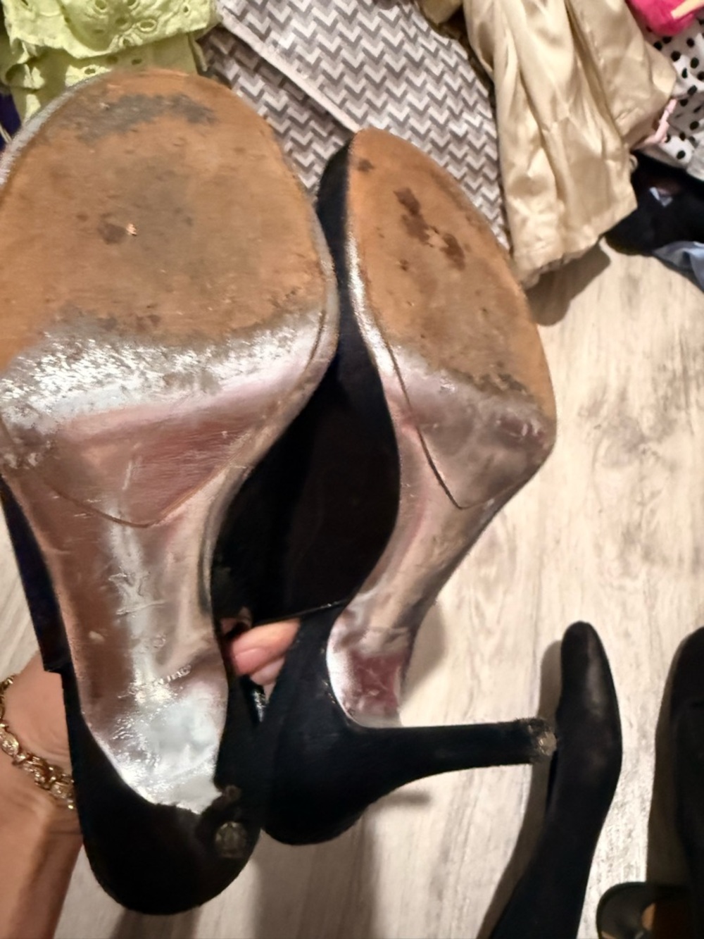Louis Vuitton Black Patent Leather Open-Toe Mules with Logo Plaque - Picture 2 of 4